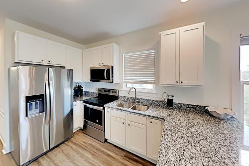 Apartamento Hidden Lakes Gem - Balcony & Pool - Walk To Beach Condo
