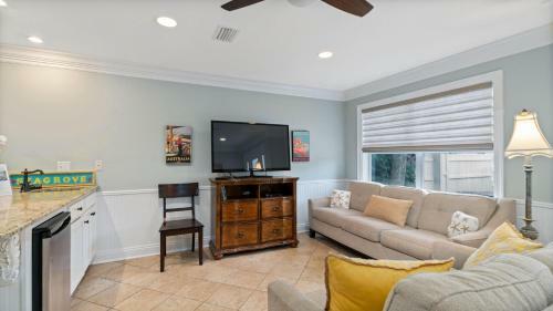 Private Pool, Private Beach Access Point, Beach Music- A Seagrove Delight!