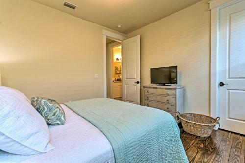 Beach Oasis With Pool Access, About 1 Mi To Shore!