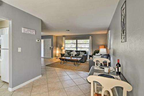 House 3 Miles To Siesta Key - Walk To Gulf Gate!