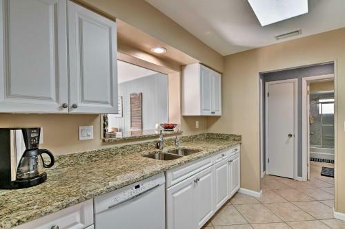 House 3 Miles To Siesta Key - Walk To Gulf Gate!