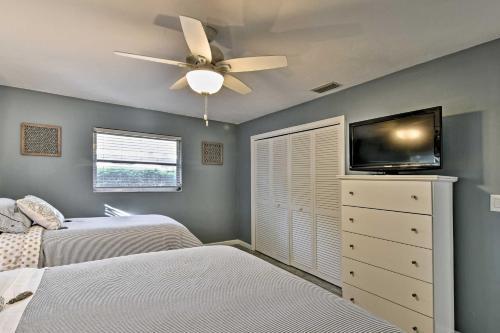 House 3 Miles To Siesta Key - Walk To Gulf Gate!