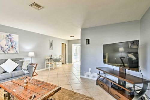 House 3 Miles To Siesta Key - Walk To Gulf Gate!