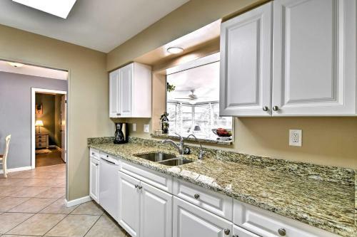 House 3 Miles To Siesta Key - Walk To Gulf Gate!