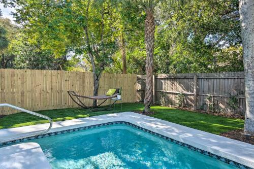 Mid-mod Coastal Home With Pool 1 Mi To Beach