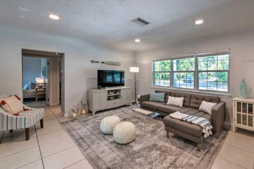 Mid-mod Coastal Home With Pool 1 Mi To Beach