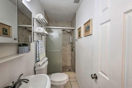 Mid-mod Coastal Home With Pool 1 Mi To Beach