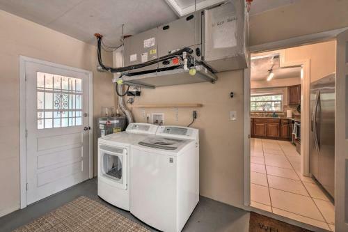 Mid-mod Coastal Home With Pool 1 Mi To Beach