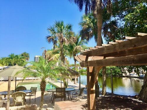 Siesta Key Waterfront Home ...........steps To Siesta Beach!!