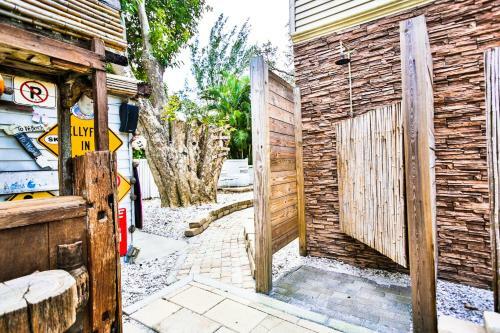 Siesta Key Waterfront Home ...........steps To Siesta Beach!!