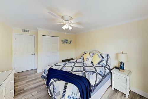 Apartamento New Listing! Updated Corner Unit With Beach Path Condo