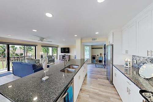 Apartamento New Listing! Updated Corner Unit With Beach Path Condo