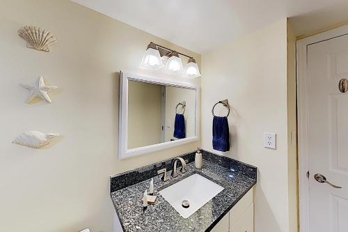Apartamento New Listing! Updated Corner Unit With Beach Path Condo