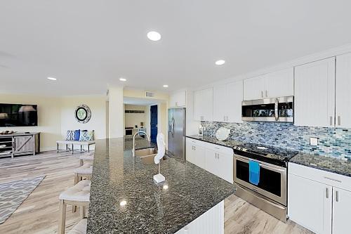 Apartamento New Listing! Updated Corner Unit With Beach Path Condo
