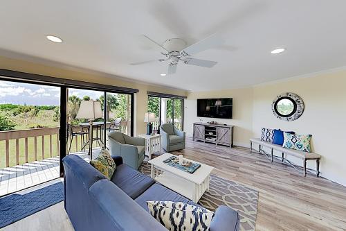 Apartamento New Listing! Updated Corner Unit With Beach Path Condo