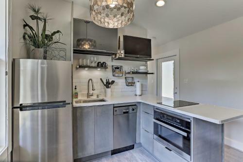 Mid-century Modern Beach Cottage For Two!