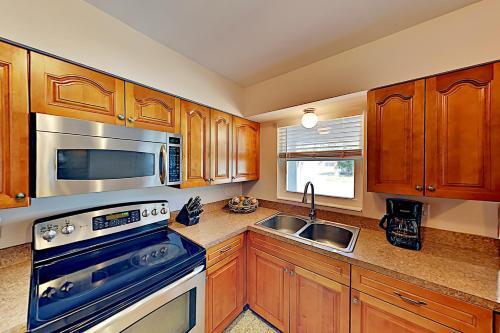 Well-appointed Getaway - Prime Locale Near Beaches Home