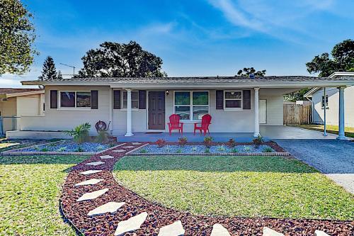 Well-appointed Getaway - Prime Locale Near Beaches Home
