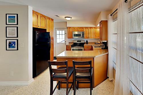 Well-appointed Getaway - Prime Locale Near Beaches Home