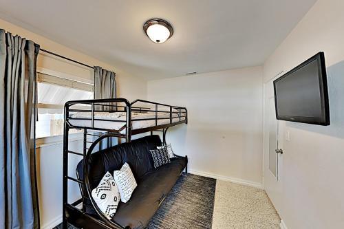 Well-appointed Getaway - Prime Locale Near Beaches Home