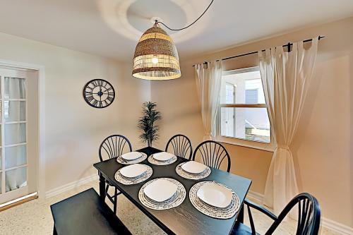 Well-appointed Getaway - Prime Locale Near Beaches Home
