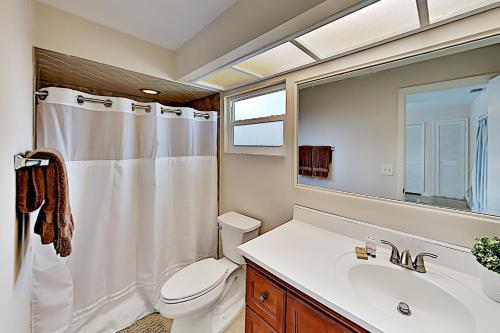 Well-appointed Getaway - Prime Locale Near Beaches Home