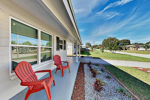 Well-appointed Getaway - Prime Locale Near Beaches Home