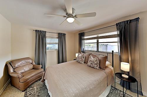 Well-appointed Getaway - Prime Locale Near Beaches Home