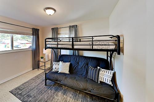Well-appointed Getaway - Prime Locale Near Beaches Home