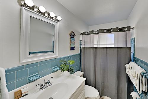 Well-appointed Getaway - Prime Locale Near Beaches Home