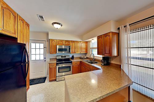 Well-appointed Getaway - Prime Locale Near Beaches Home