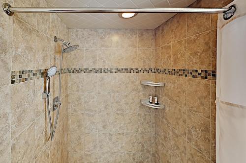 Well-appointed Getaway - Prime Locale Near Beaches Home