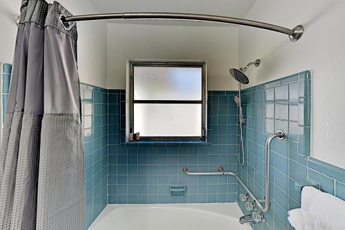 Well-appointed Getaway - Prime Locale Near Beaches Home