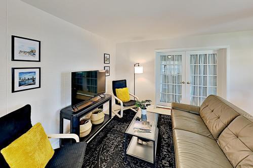 Well-appointed Getaway - Prime Locale Near Beaches Home