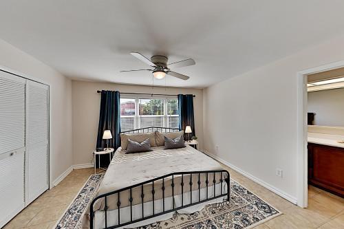 Well-appointed Getaway - Prime Locale Near Beaches Home