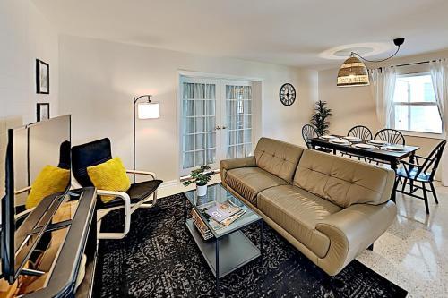 Well-appointed Getaway - Prime Locale Near Beaches Home