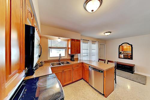 Well-appointed Getaway - Prime Locale Near Beaches Home