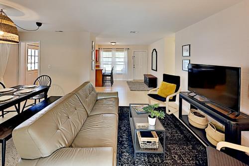 Well-appointed Getaway - Prime Locale Near Beaches Home