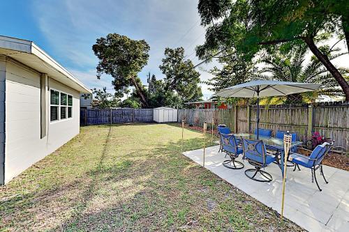 Well-appointed Getaway - Prime Locale Near Beaches Home