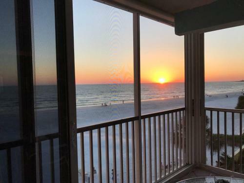 Apartamento Full Beachfront. Gulf View,sunsets,pool,chairs