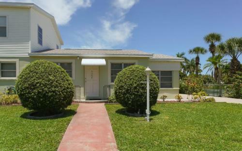 Walk To The Beach Or Village In Minutes!