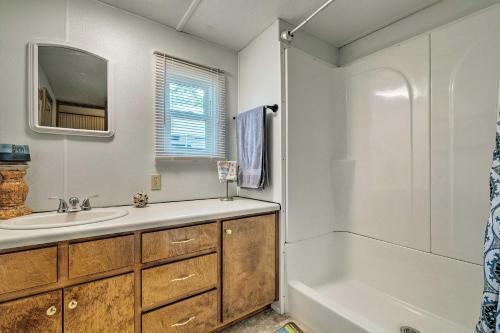 Cabin With Fire Pit, Walk To Steinhatchee River!