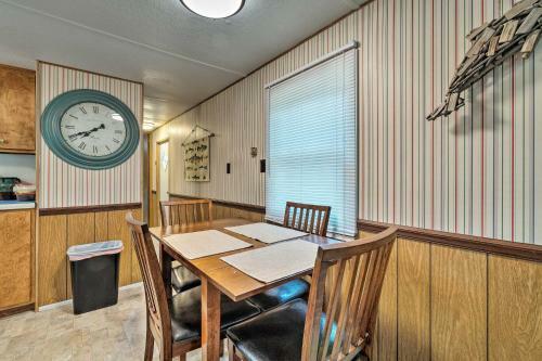Cabin With Fire Pit, Walk To Steinhatchee River!