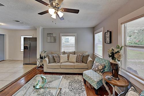Updated Bungalow & Casita With Fenced Backyard Home