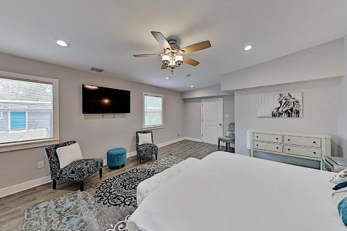 Updated Bungalow & Casita With Fenced Backyard Home