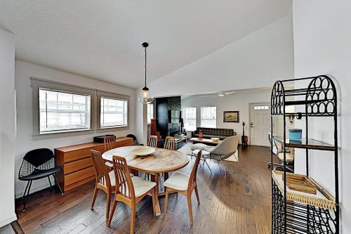 Beautiful Bungalow With Saltwater Pool & Firepit Home