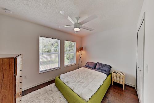 Beautiful Bungalow With Saltwater Pool & Firepit Home