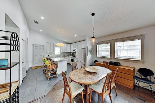Beautiful Bungalow With Saltwater Pool & Firepit Home