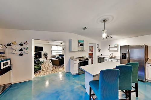 Stylish Home - King Beds - Near Busch Gardens Home