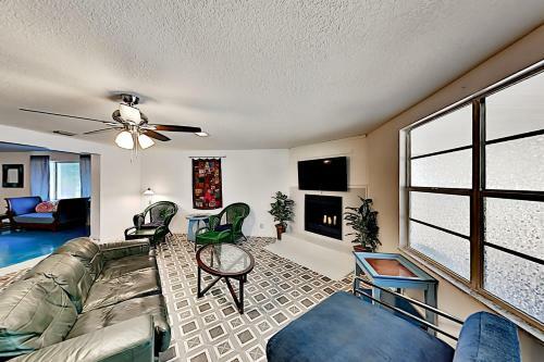 Stylish Home - King Beds - Near Busch Gardens Home